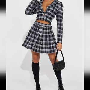 Cher Plaid Skirt Set.  Size. Medium.      Black and white.
